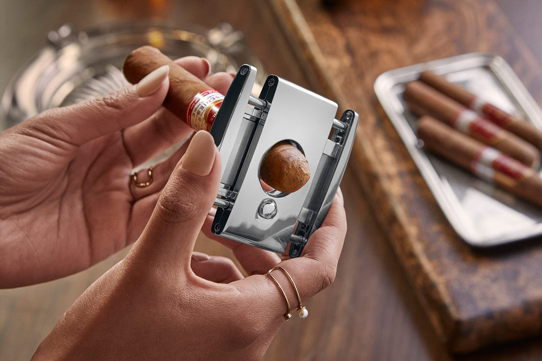 CUT A CIGAR WITH A CIGAR CUTTER